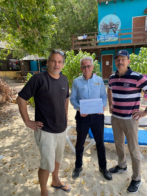 Errol Prens, Dermatologist at Erasmus MC, donates to Carmabi on the occasion of his retirement