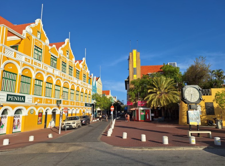 Robbery at Penha Punda Targets Luxury Perfumes