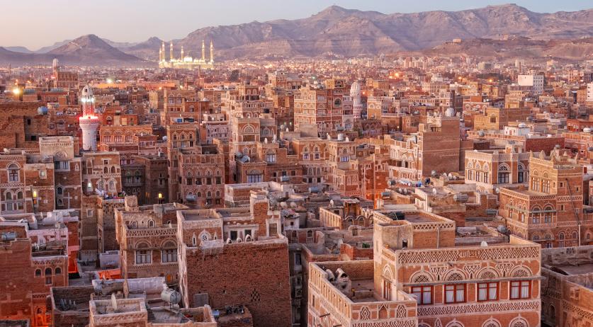 Dutch company pumping oil from tanker off Yemen coast to avert environmental disaster